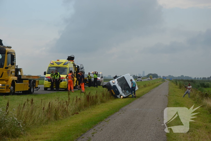 Pakketbezorger belandt met bus in greppel