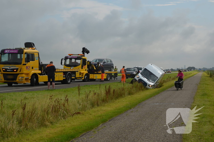 Pakketbezorger belandt met bus in greppel