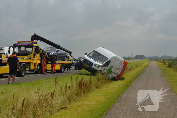 Pakketbezorger belandt met bus in greppel