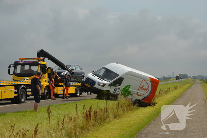 Pakketbezorger belandt met bus in greppel