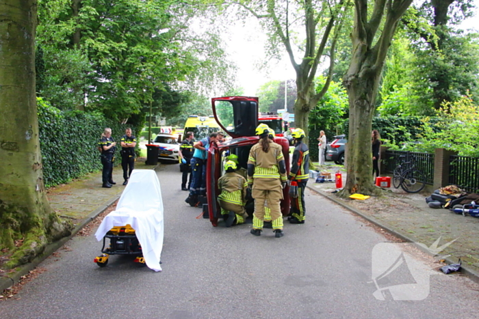 Auto belandt op zijkant na botsing tegen boom