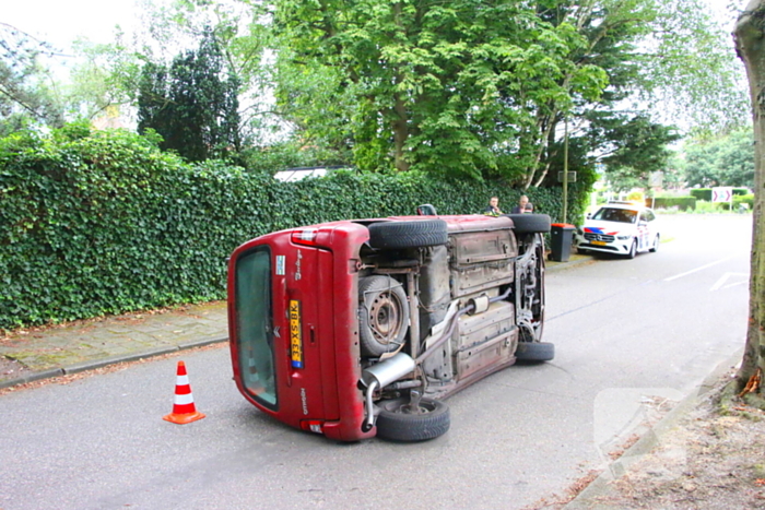 Auto belandt op zijkant na botsing tegen boom