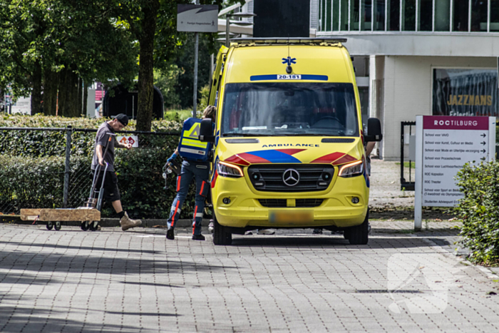 Persoon onder stroom na werkzaamheden in school