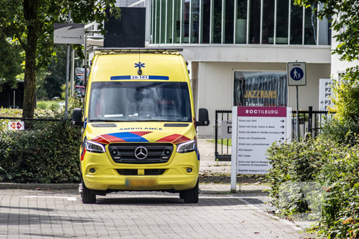 Persoon onder stroom na werkzaamheden in school