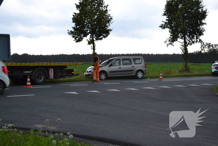 Schade na botsing tussen twee voertuigen