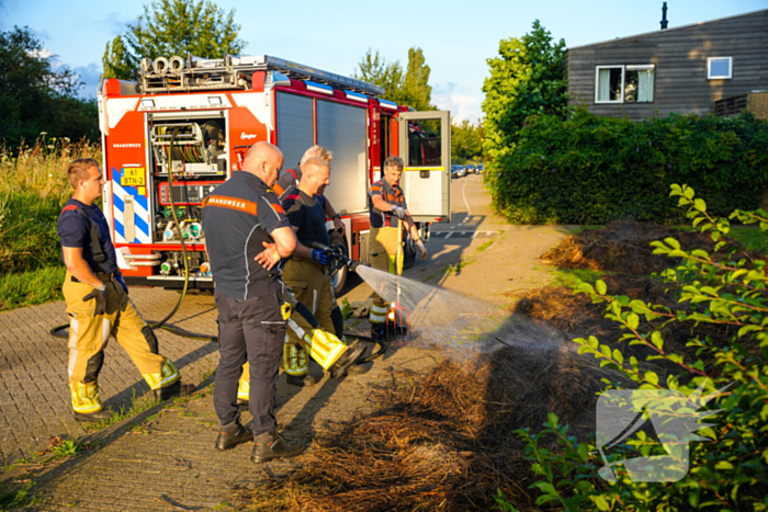 Brand in berg maaiafval langs slootkant