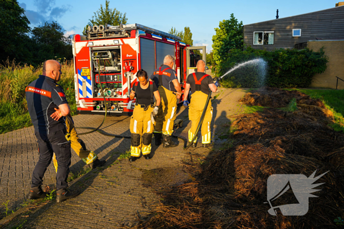 Brand in berg maaiafval langs slootkant