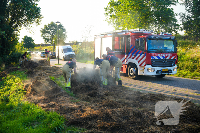 Brand in berg maaiafval langs slootkant