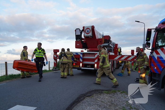 Motorrijder belandt onder aan dijk