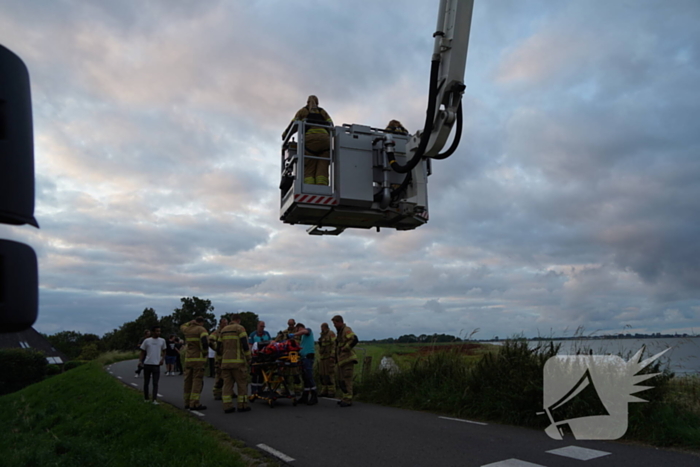 Motorrijder belandt onder aan dijk