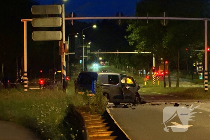 Auto vliegt in brand na ongeval op toerit