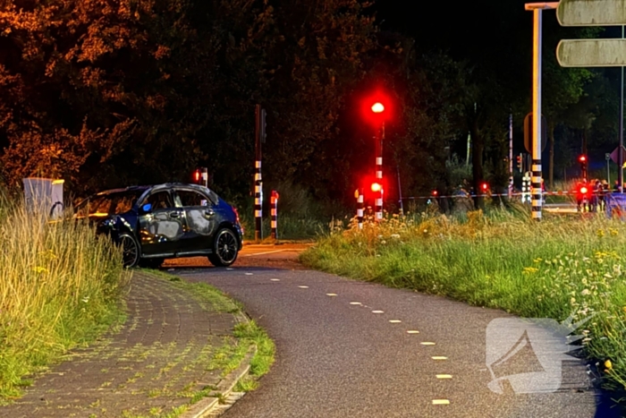 Auto vliegt in brand na ongeval op toerit