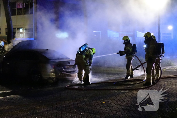 Dompelbak ingezet voor brandende hybride auto