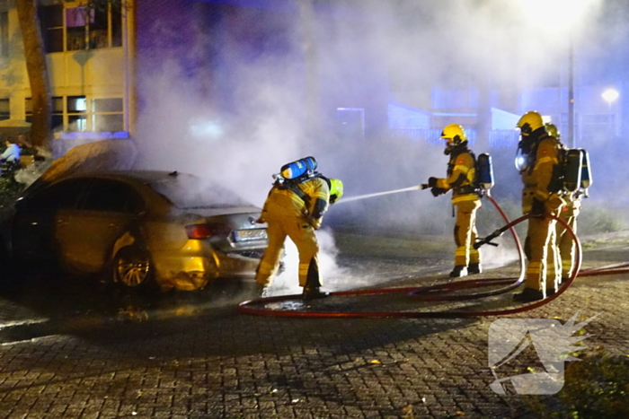 Dompelbak ingezet voor brandende hybride auto