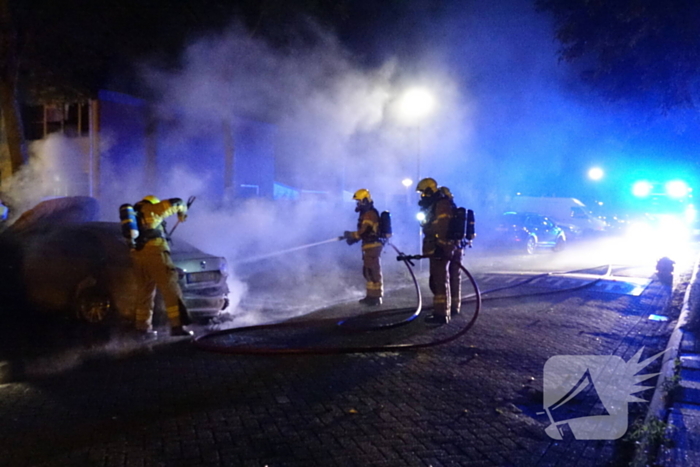 Dompelbak ingezet voor brandende hybride auto