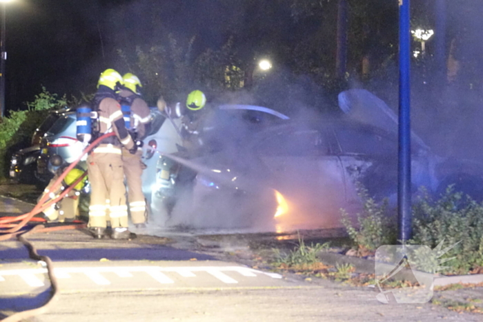 Dompelbak ingezet voor brandende hybride auto