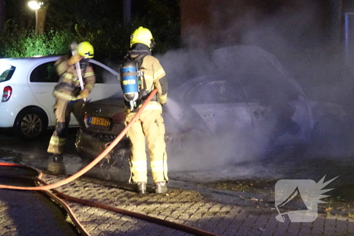 Dompelbak ingezet voor brandende hybride auto