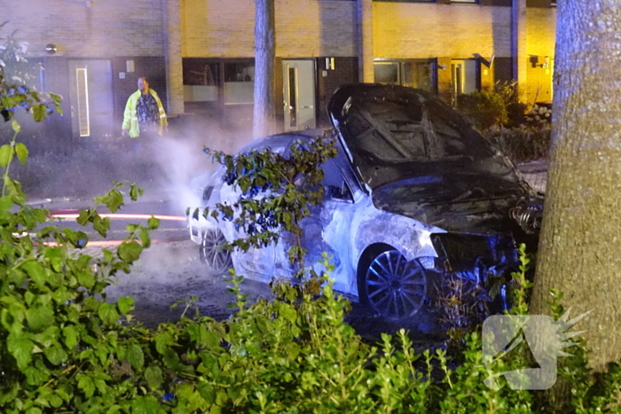 Dompelbak ingezet voor brandende hybride auto