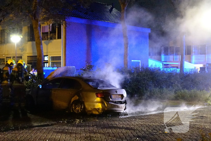 Dompelbak ingezet voor brandende hybride auto