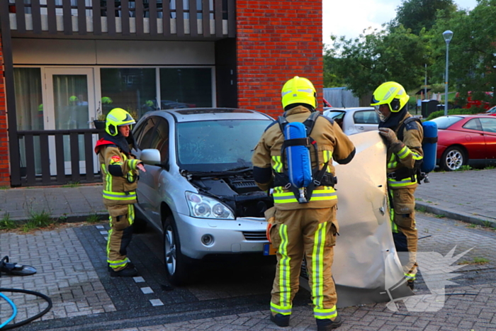 Personenwagen vliegt aan voorzijde in brand