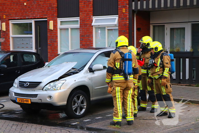 Personenwagen vliegt aan voorzijde in brand