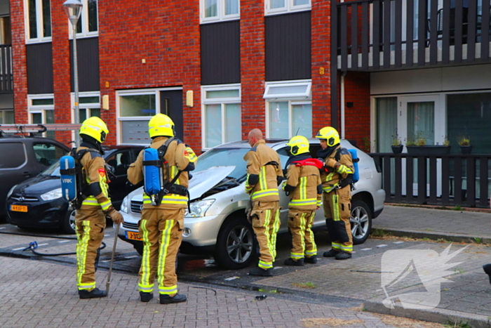 Personenwagen vliegt aan voorzijde in brand