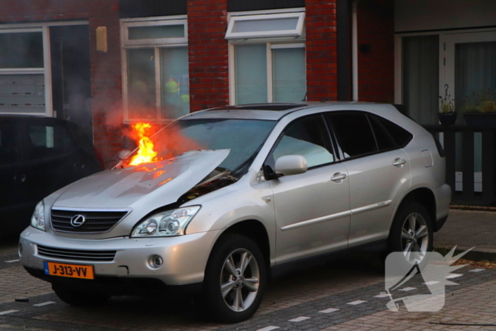 Personenwagen vliegt aan voorzijde in brand