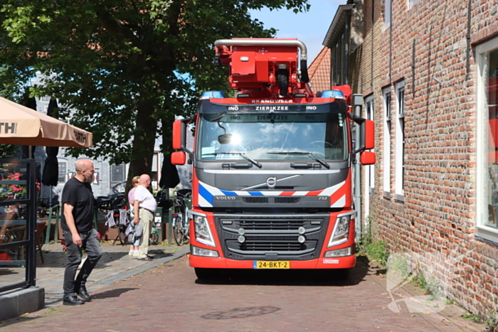 Brandweer assisteert imker bij verwijdering bijennest