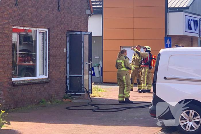 Straat afgezet vanwege brand in woning