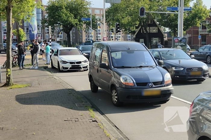 Kopstaart botsing tussen drie voertuigen