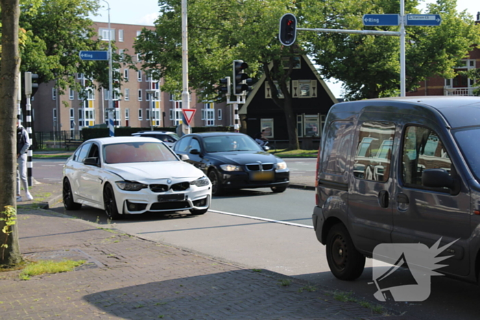 Kopstaart botsing tussen drie voertuigen