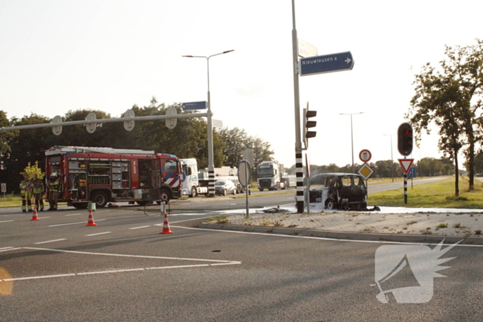 Voertuig volledig verwoest door brand