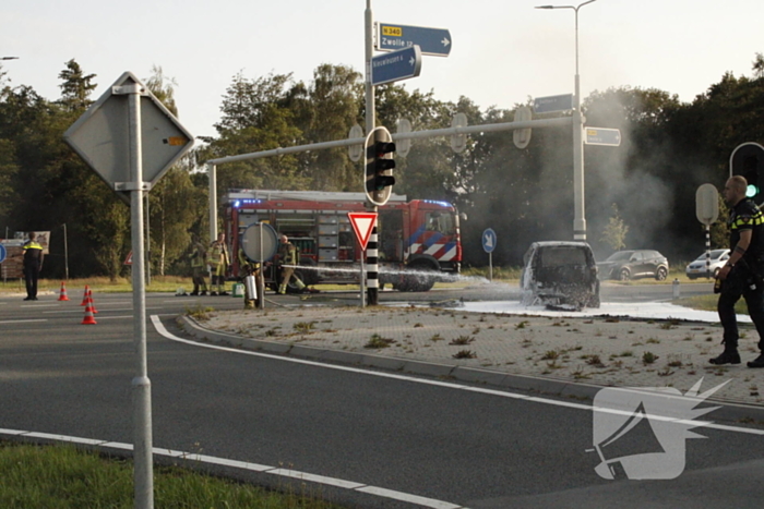 Voertuig volledig verwoest door brand