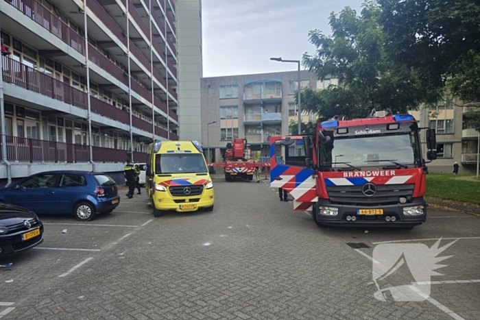 Brandweer haalt gewonde uit brandende woning