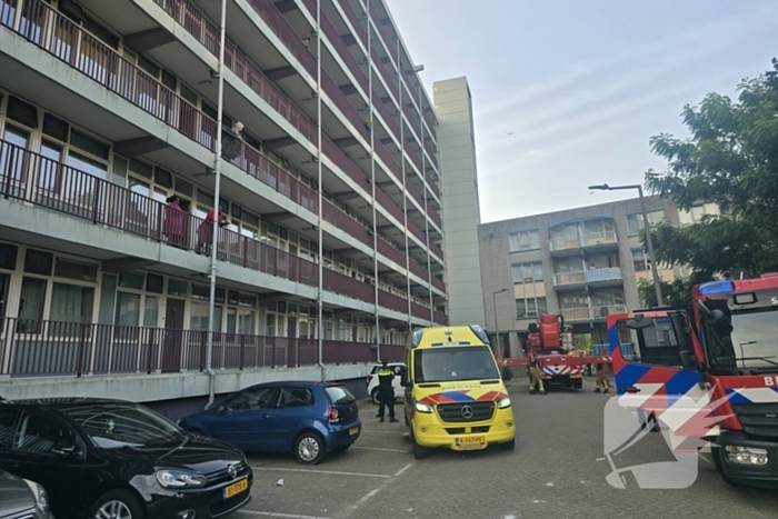 Brandweer haalt gewonde uit brandende woning