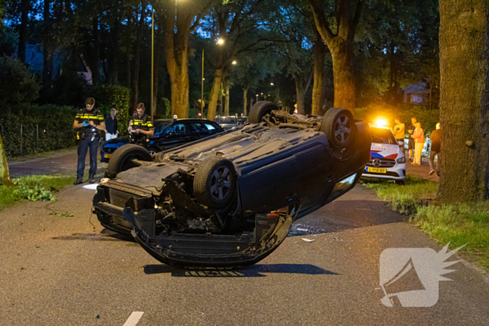 Ravage nadat auto op kop belandt