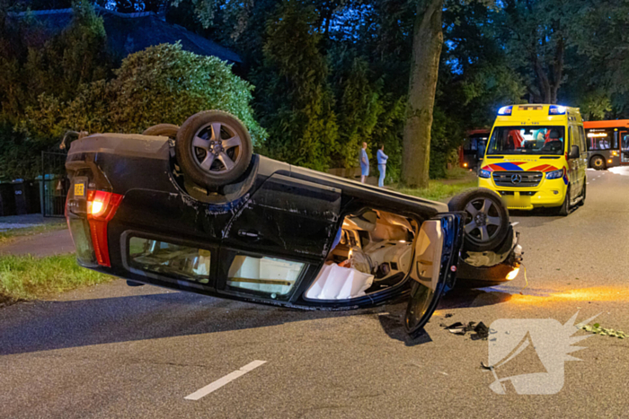 Ravage nadat auto op kop belandt