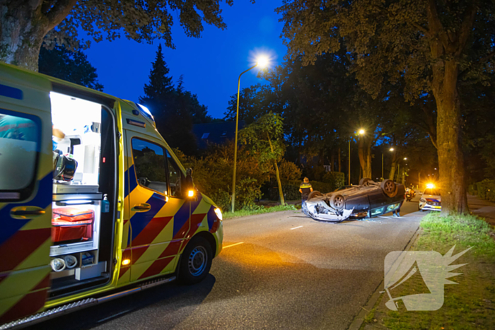 Ravage nadat auto op kop belandt