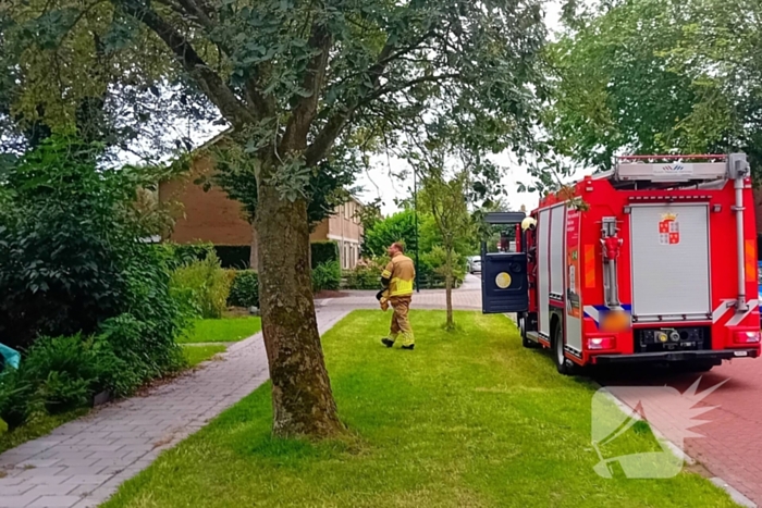 Brandweerlieden doen onderzoek naar Rookmelder