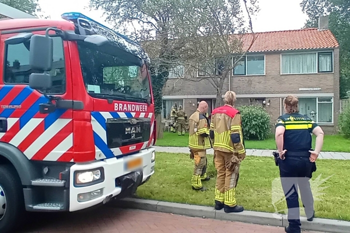 Brandweerlieden doen onderzoek naar Rookmelder