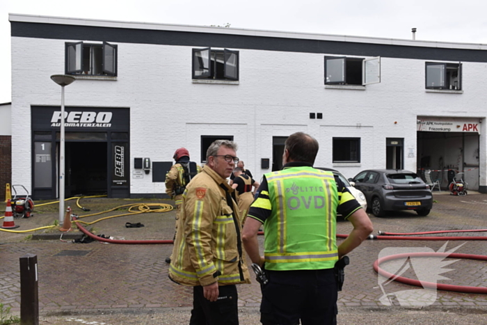 Flinke brand bij autobedrijf