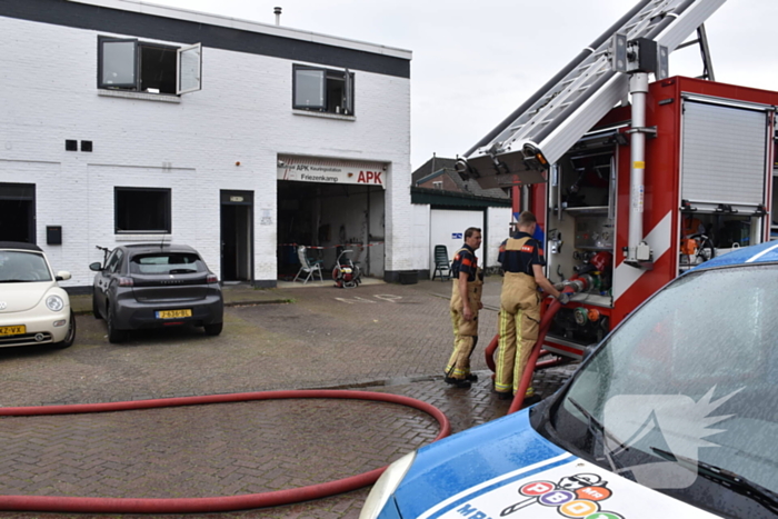 Flinke brand bij autobedrijf