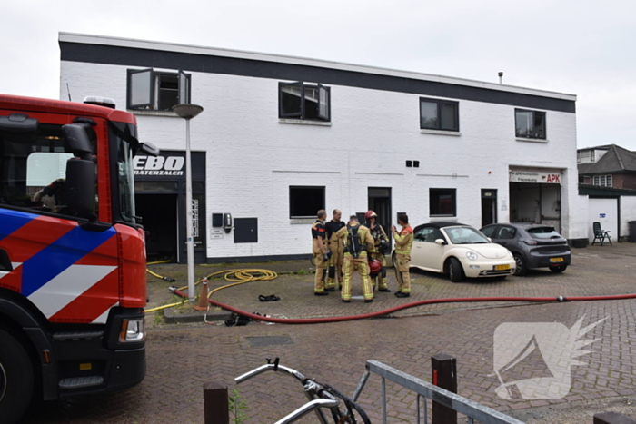 Flinke brand bij autobedrijf