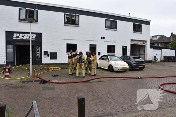 Flinke brand bij autobedrijf