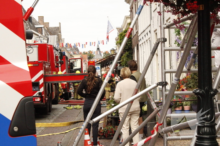 Veel rookontwikkeling door smeulbrand bij dak