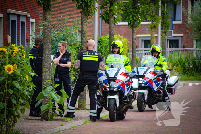 Politie doet onderzoek in woning naar overleden persoon