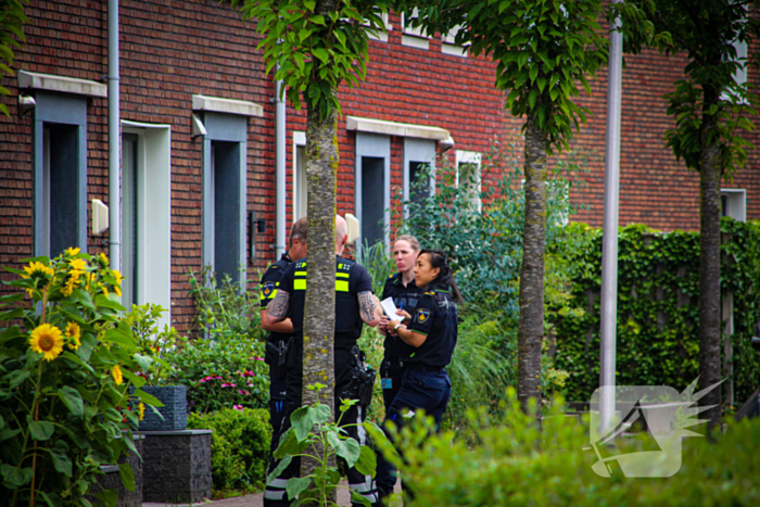 Politie doet onderzoek in woning naar overleden persoon