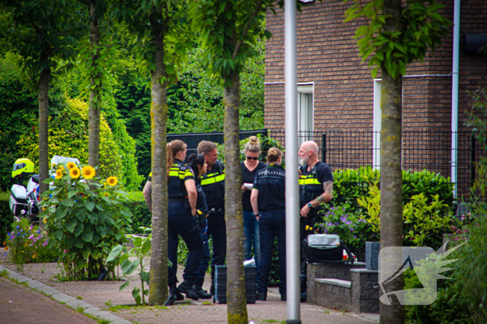 Politie doet onderzoek in woning naar overleden persoon