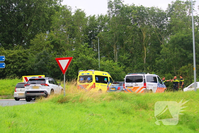 Vrachtwagenchauffeur verliest macht over stuur en belandt op zijkant