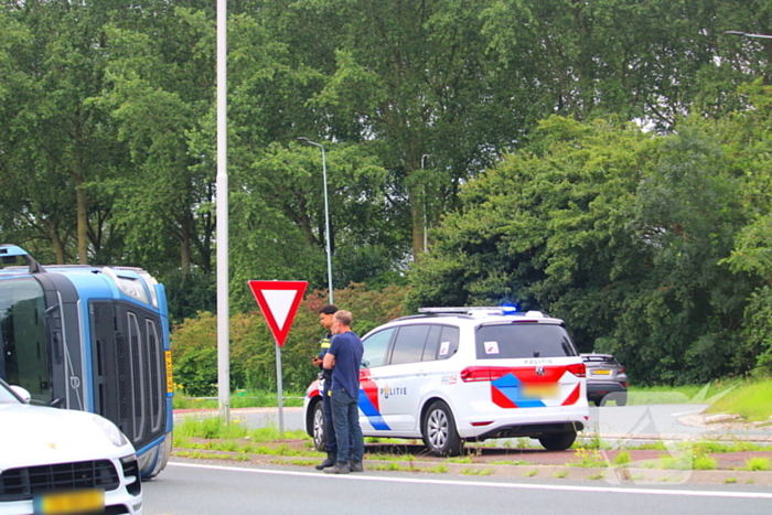 Vrachtwagenchauffeur verliest macht over stuur en belandt op zijkant